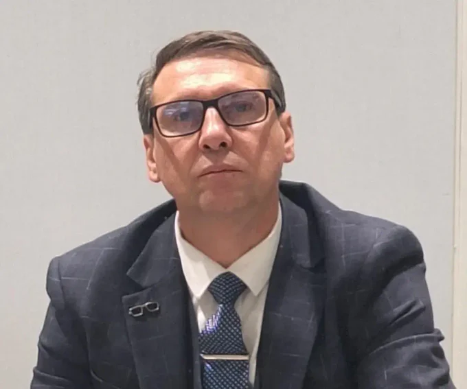Меня зовут Олег.
Я кандидат юридических наук. 